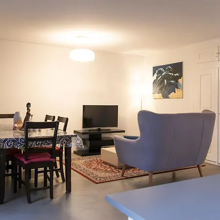 아파트 2 Bedroom Aus41-4f- 8045 *